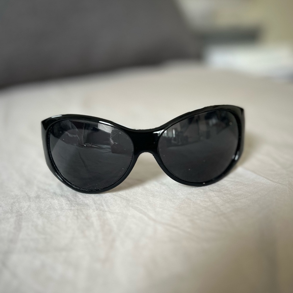 Elegant Black Versus Sunglasses